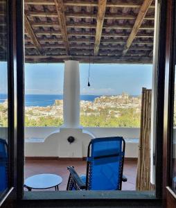 um quarto com vista para o oceano a partir de uma janela em Villa la Milanina em Lipari
