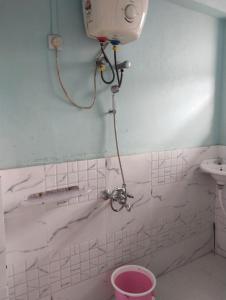 uma casa de banho suja com WC e lavatório em Winnie's Lodge em Shillong