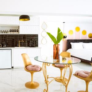 een keuken en eetkamer met een glazen tafel en 2 stoelen bij New Leventis Luxury Κing Suite 41-Central Location in Ayia Napa