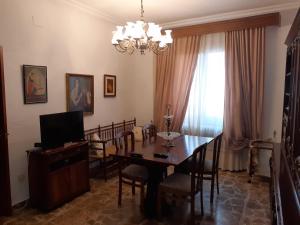 une salle à manger avec une table et un lustre dans l'établissement Magdeleine Village, à Almagro