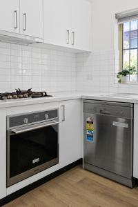 Nhà bếp/bếp nhỏ tại Burwood City Newly renovated 2 Bed 2 Bath Free Private Parking Big Apt +6 ảnh