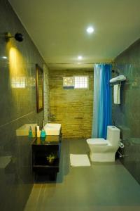 The Apricity Bhimtal في بهيمتال: حمام مع مرحاض ومغسلة ودش