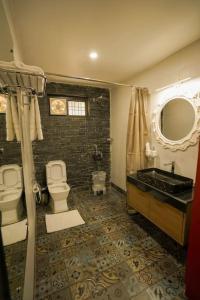 The Apricity Bhimtal في بهيمتال: حمام مع مرحاضين ومغسلة ومرآة
