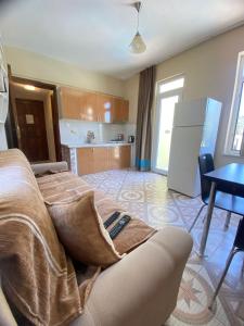 een woonkamer met een bank en een keuken bij ölüdeniz moonstar in Fethiye