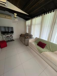 Μια τηλεόραση ή/και κέντρο ψυχαγωγίας στο Linda Casa frente mar, pé na areia, Itapema SC, Ar, Wi-fi, Smart Tv