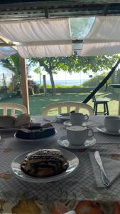 una mesa con un plato de comida encima en Linda Casa frente mar, pé na areia, Itapema SC, Ar, Wi-fi, Smart Tv en Itapema