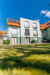 ein Gebäude mit Sonnenkollektoren auf dem Dach in der Unterkunft Stadt-Appartement Work & Travel in Bielefeld