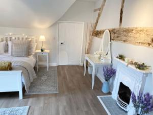 uma sala de estar com uma cama e uma lareira em Boothorpe Farmhouse em Blackfordby