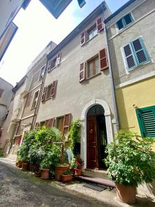 une maison avec des plantes en pot devant elle dans l'établissement Casa Micca - Cielo Terra, à San Benedetto del Tronto