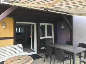 Patio lub wspólna przestrzeń na świeżym powietrzu w obiekcie Gîte plain-Pied avec jardin du Centre Alsace
