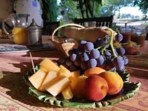 un plato de fruta y queso en una mesa en Domaine du Coffre en Pertuis