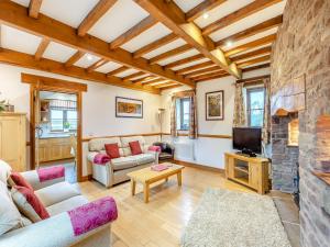 sala de estar con sofá y chimenea en The Lodge, en Lydney
