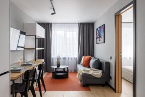 mały apartament z kuchnią i salonem w obiekcie Balcia Residence w Rydze