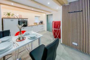 a kitchen and dining room with a table and chairs at Stylisches Apartment mit Terrasse in der Altstadt von Donauwörth in Donauwörth