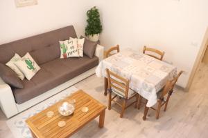 sala de estar con sofá y mesa en casa oleandri, en Golfo Aranci