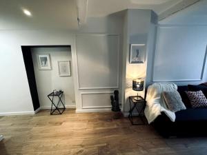 salon z niebieską kanapą i drewnianą podłogą w obiekcie Appartement Centre ville, Cannes le Suquet w Cannes +3 zdjęcia