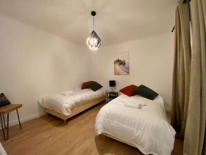sypialnia z 2 łóżkami i lampką w obiekcie Appartement Centre ville, Cannes le Suquet w Cannes
