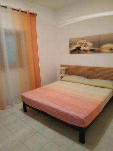 1 dormitorio con 1 cama con colchón rosa en Villa Mirabilis, en Vieste