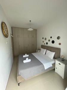 um quarto com uma cama com duas toalhas em The Cosy Nest - Breakfast lNCLUDED in Ilha de Rhodes