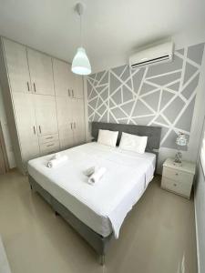 1 dormitorio con 1 cama con 2 toallas en The Cosy Nest - Breakfast lNCLUDED, en Rodas