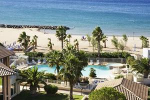 Bazén v ubytovaní PORT FREJUS CAP HERMES VUE MER ET PORT PIEDS DANS L'EAU piscine pkg alebo v jeho blízkosti