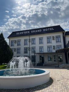 サマルカンドにあるUlug`bek Grand Hotelの噴水のあるホテル