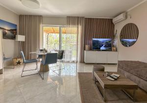 un salon avec un canapé et une table dans l'établissement Apartment Baska mit Poolarea - Krk, Kroatien, à Baška