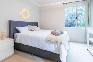 Tempat tidur dalam kamar di Modern Town house - Close to CBD