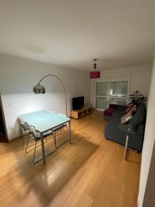 - un salon avec une table et un canapé dans l'établissement Lisbon Spirit (with free parking), à Lisbonne