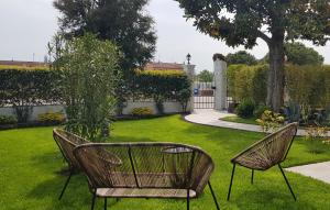 twee stoelen op het gras in een tuin bij Casa Lola in Cavallino-Treporti