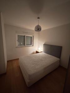 - une chambre avec un lit blanc et une fenêtre dans l'établissement Lisbon Spirit (with free parking), à Lisbonne