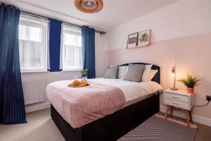 um quarto com uma cama com uma bandeja de frutas em Queens House Apartment em Coventry
