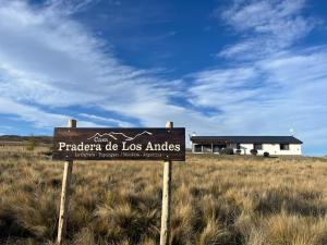 una señal en medio de un campo con un edificio en Casa Pradera de los Andes en Tupungato