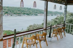 een balkon met stoelen en uitzicht op het water bij Lanussa Hill Villa in Nusa Lembongan