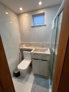 y baño con aseo, lavabo y ducha. en Lanzaroti - 204, en Ilhéus