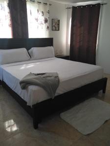 1 dormitorio con 1 cama grande con sábanas blancas en Splendid Sensation, en Florence Hall