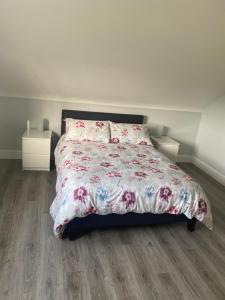 Castle View Rooms房間的床