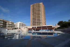 un alto edificio con piscina di fronte a un edificio di Clube Praia Mar Portimão - Apartamento a 200 mts da Praia a Portimão Altre 9 foto