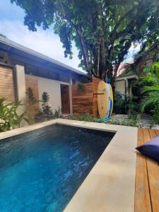 uma piscina em frente a uma casa em El Habita CASA SHAKO em Santa Teresa