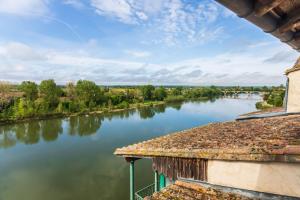 a view of a river from a building at HOTEL restaurant CÔTE GARONNE le BALCON DES DAMES - Tonneins Marmande Agen - chambres climatisées in Tonneins