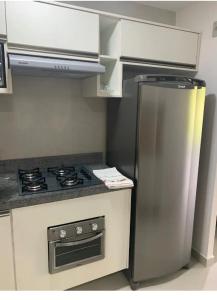 普拉亚多斯卡内罗斯LINDO Flat Eco Resort - melhor trecho da praia de Carneiros的配有炉灶和冰箱的厨房