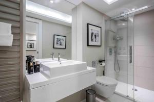 a bathroom with a sink and a toilet and a shower at Covent Garden / Trafalgar / Leicester Sq Diamond in London