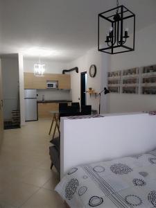 uma sala de estar com uma cama e uma cozinha em COASTAL apartment em Durrës