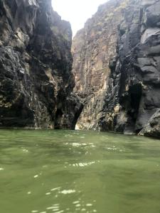 een uitzicht op het water vanaf een boot in een canyon bij Alhidan Hostel & adventure in Madaba