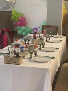 długi stół z talerzami, napojami i balonami w obiekcie Карпатський Готель Олександрія w mieście Mikuliczyn