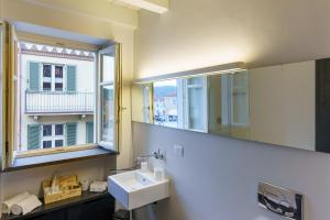 baño con lavabo, espejo y ventana en IL CANTUN, en Monforte dʼAlba