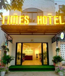 峴港的住宿－TIMES HOTEL，前面有一个大标志的酒店