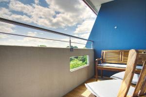 a view of a room with a window and a bed at Ferienwohnung mit herrlichem Ausblick meerwärts in Wilhelmshaven