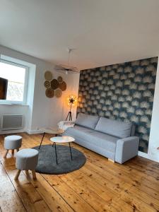 sala de estar con sofá y mesa en APPARTEMENT CENTRE HISTORIQUE - Lannion, en Lannion