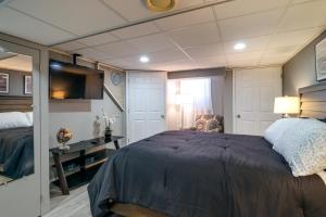 een slaapkamer met een groot bed in een kamer bij Quaint Forest Heights Escape about 9 Mi to Downtown DC 